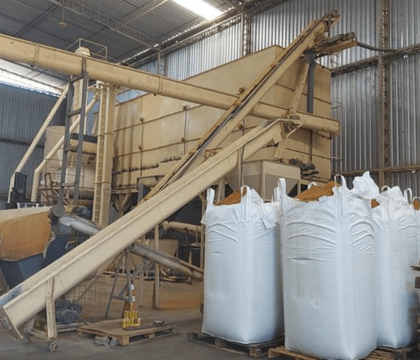 MAPA apreende mais de 100 toneladas de farinha de origem animal