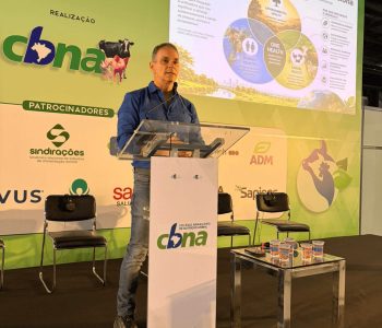 Luiz Carlos Demattè Filho, CEO da Korin, defendeu que reduzir a pressão antimicrobiana exige gestão sistêmica de ambiente, nutrição funcional, microbioma, bem-estar e rastreabilidade.