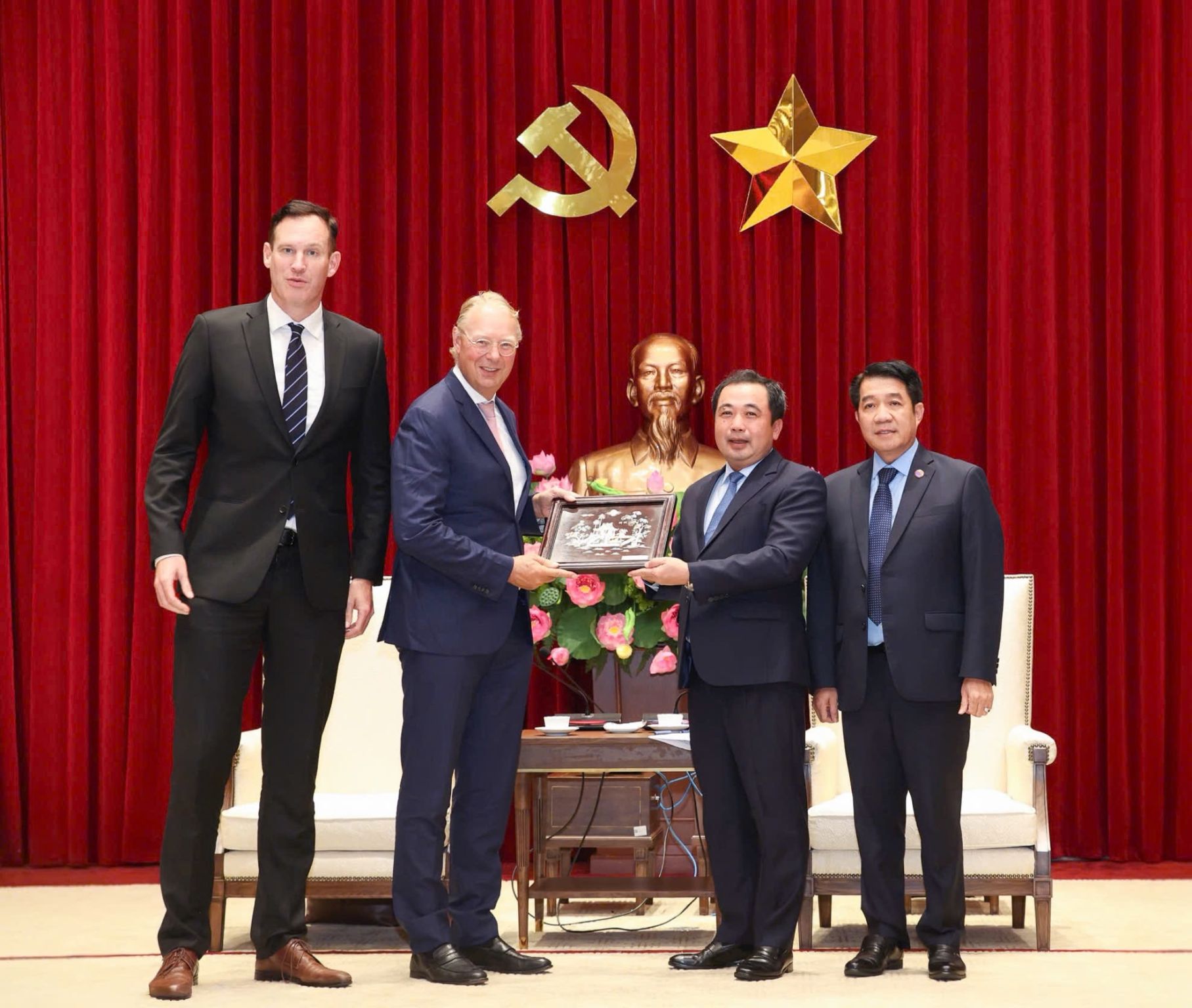 Hung Nhon and De Heus strengthen ties and expand cooperation in Hanoi